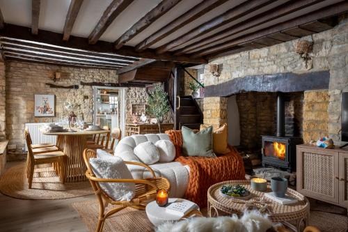 Bourton House | Bourton Scandi Chic Authentic Cottage