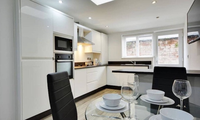 Southport Apartment | Boutique 2 bedroom town centre ground floor apartment