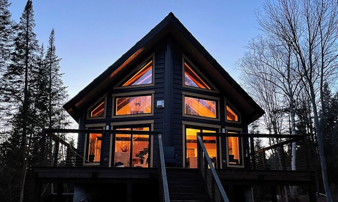 Val Morin Ski Chalet | Boutique chalet—woodland retreat, fireplace, chef kitchen, soaking tub—near PTDN
