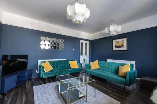 Cleedownton Apartment | Boutique family apartment in celebrity village.