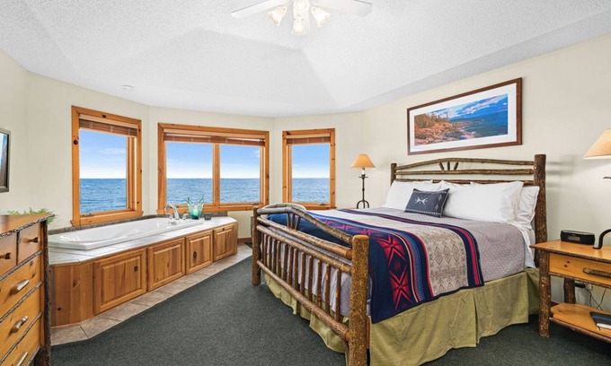 Beaver Bay House | Boutique Luxury On Lake Superior! Stunning Views Sunrise/Moon Waves Romantic