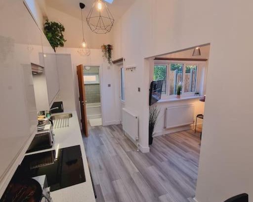 Hanger Hill Apartment | Boutique Modern Apartment Opposite Station