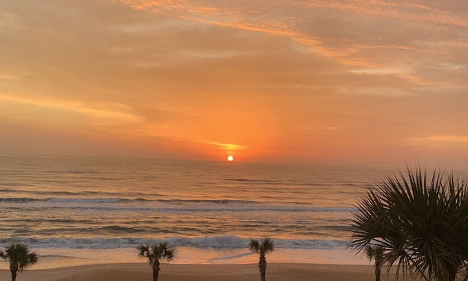 Glenwood Condo | BOUTIQUE OCEANFRONT PENTHOUSE CHARM