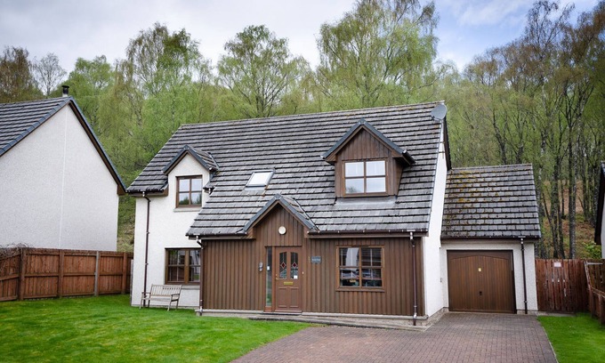 Aviemore Cottage | Bracken House - a house that sleeps 8 guests in 4 bedrooms