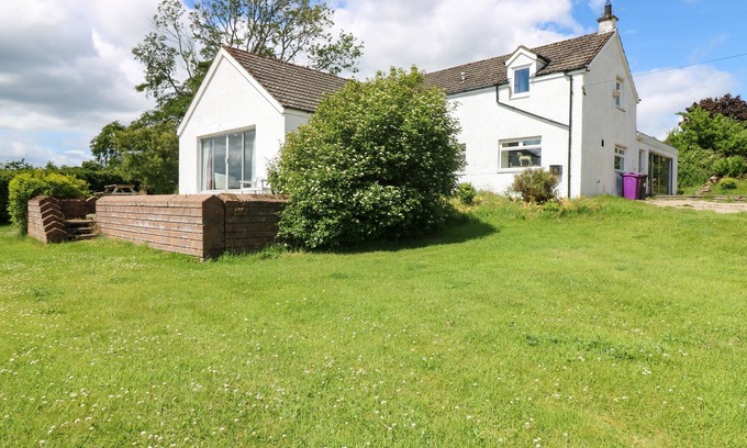 Kirriemuir Cottage | BRAE OF AIRLIE FARM, pet friendly, with open fire in Kirriemuir