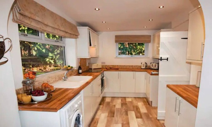 Blacon Cottage | Bramble Cottage, Cosy 2 Bed near Chester City & Zoo