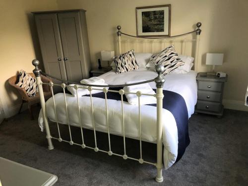 Widemouth Bay House | Bramble Cottage - Luxury Holiday Cottage - 4 Beds 3 Baths - Parking - Beach 1 Mile - Fenced Child & Dog Friendly - EV Chrger