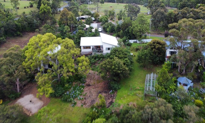 Glenmaggie House | Brand new 2 bedroom 2 bathroom waterfront house on the shore of Lake Glenmaggie