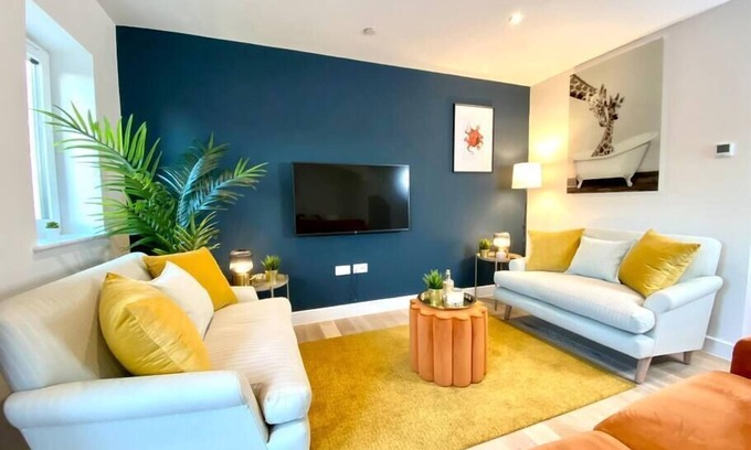Poole House | Brand NEW 2 bedroom house - garden & parking +wifi