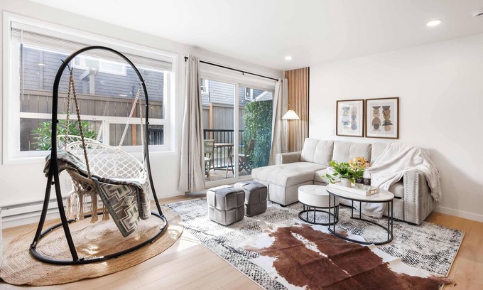 Westlake Apartment | Brand New 2BR Queen Anne Condo, Designer's Taste