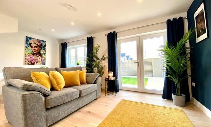 Poole House | Brand NEW 3 bedroom house - garden & parking +wifi
