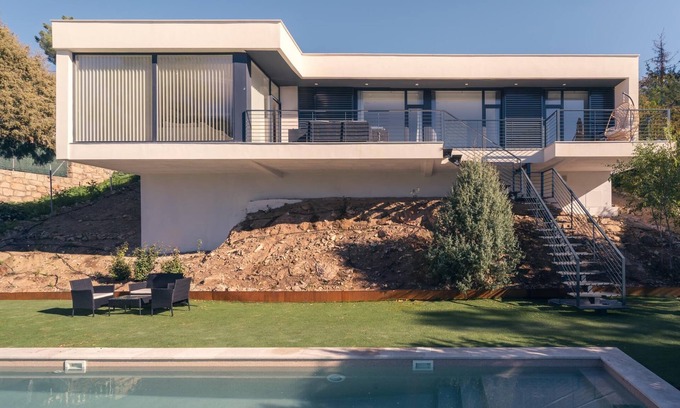 Robledo de Chavela Villa | Brand new 3 bedroom villa with swimmingpool and garden