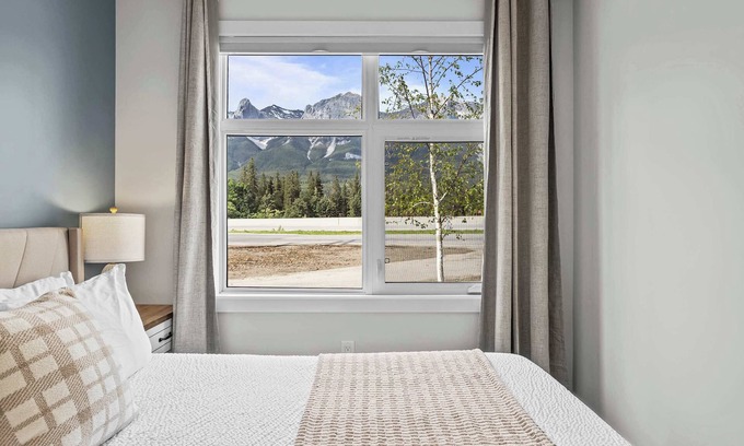 Harvie Heights House | Brand New - 3BR Mountain View Townhouse by Banff