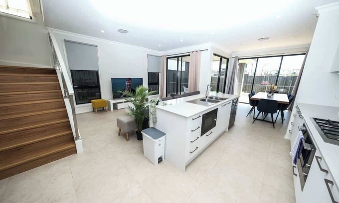 Schofields House | Brand new 5 bedroom house close to Rouse hill