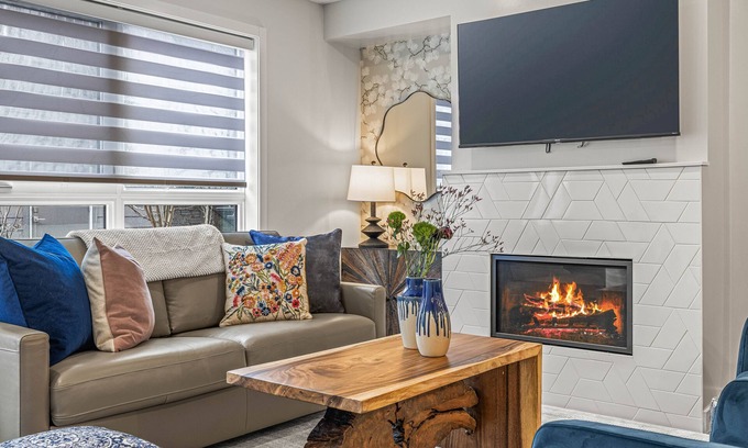 Canmore Apartment | Brand New 6BR Family Retreat