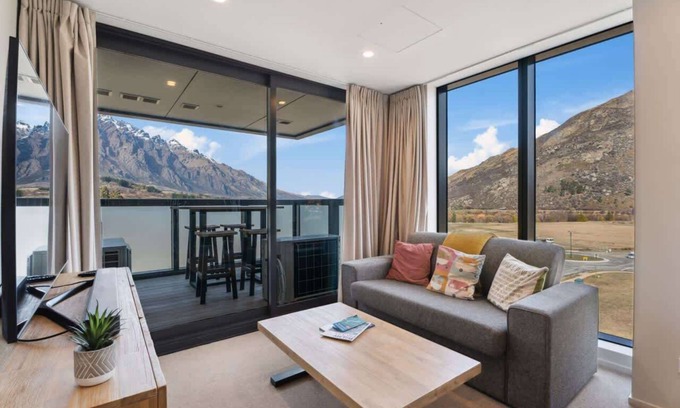 Frankton Apartment | Brand New Apartment, Amazing Mountain views!