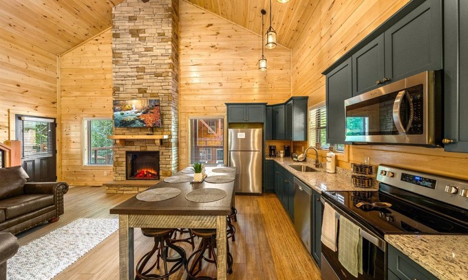 Pigeon Forge Cabin | Brand NEW Cozy 2 Bedroom cabin - JAN. SPECIALS! EASY ACCESS! Right off Pkwy!❄️