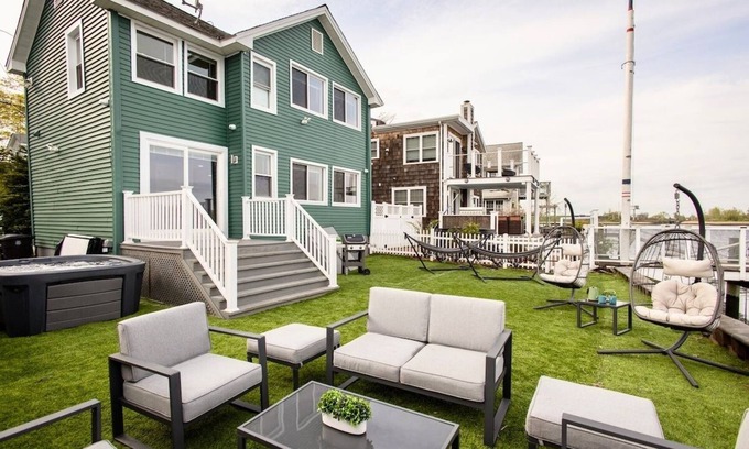 New Haven House | Brand new cozy waterfront house w jacuzzi
