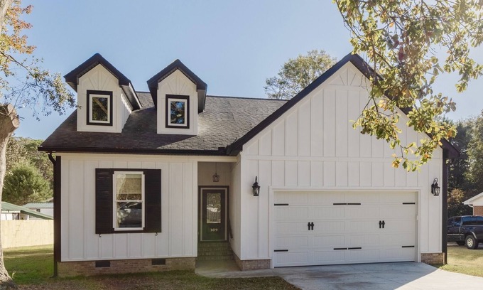 Mauldin House | Brand new custom home. Mauldin Simpsonville. King bed. Pets ok. 2 car garage.