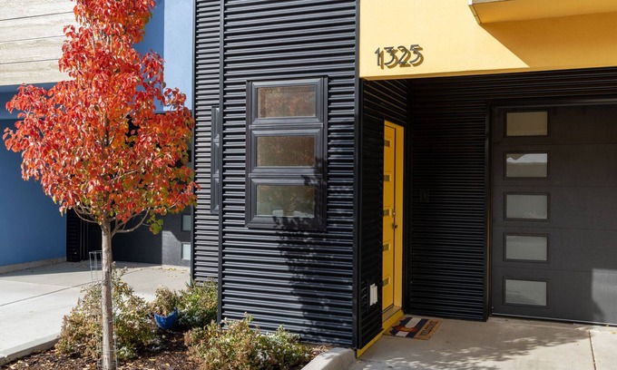 Durango House | Brand New End Unit Townhome - 2 Miles to Downtown - 30+ Day Stay Required