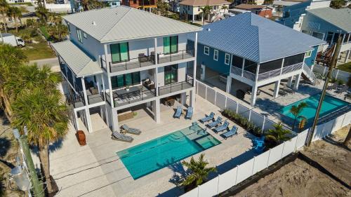 Mid Island House | Brand New Everything - steps from beach