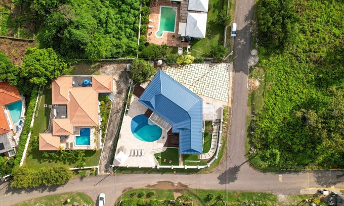 Silver Sands Villa | Brand New Family Friendly 4 Bedroom Private Villa Near Ocean