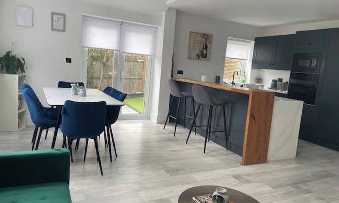 Syon House | Brand New Family House with free parking