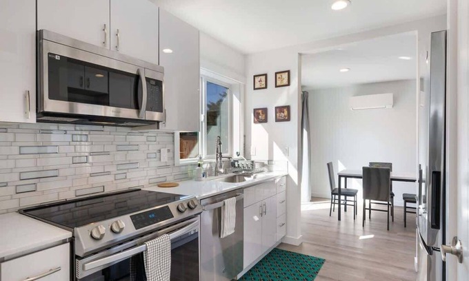 Greenwood House | Brand New Home | 10min to Green Lake