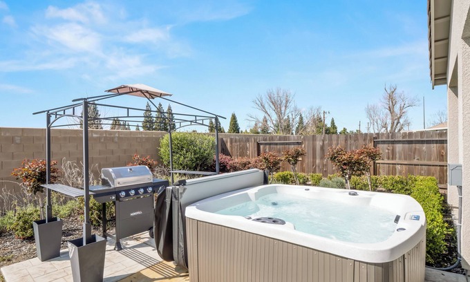 Raisin House | Brand New, Hot Tub, King Suite, BBQ, Fire Pit!