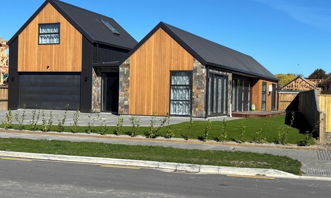 Christchurch Apartment | Brand New Large Modern House in Christchurch close to all amenities