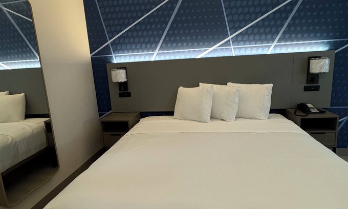 South Holland Hotel | Brand New Modern Bedroom with AC, TV & WiFi in Chicago Near Wind Creek Casino