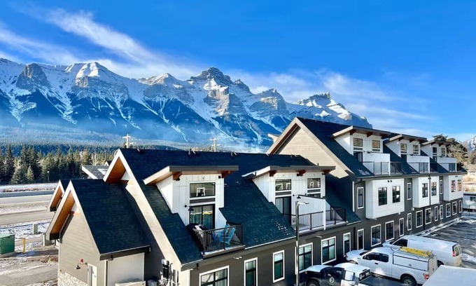 Harvie Heights House | Brand New Modern Townhouse with Stunning Mountain Views – Sleeps 6