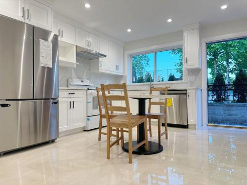 Arbutus Ridge House | Brand new, peaceful first floor room for staying