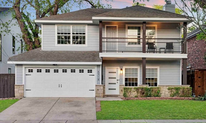 Dallas House | Brand New - PRIME Location, Huge Yard + HOT TUB