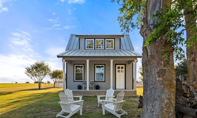 Taylor House | *Brand New* Romantic 1BR Chateau on 5 acres Near Samsung in Taylor