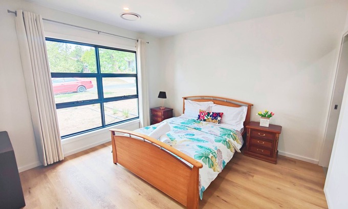 Scullin Villa | Brand new settled house near shops with Netflix