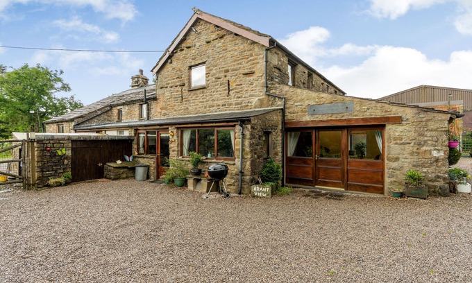 Sedbergh House | BRANT VIEW, family friendly, character holiday cottage in Sedbergh