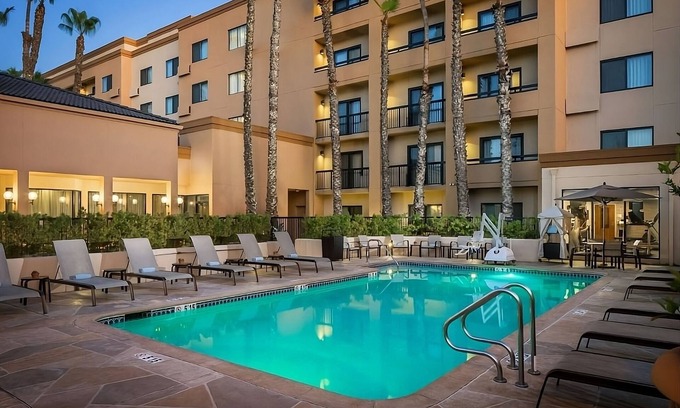 Laguna Hills Hotel | Breath of Fresh Air! Pet-Friendly w/Pool Near Big Air Trampoline Park