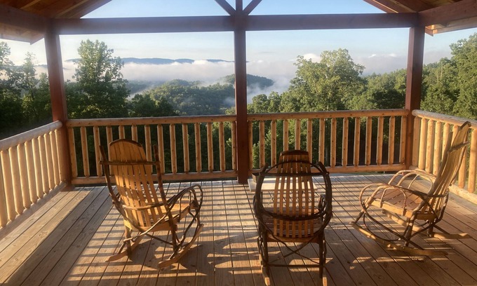 Rock Harbor Cabin | Breathtaking 4 BDR Mountain Lake Retreat