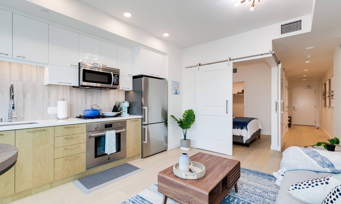 Historic Core Apartment | Breathtaking DTLA Skyline Views W FREE Parking