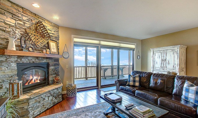 Sugar Mountain Condo | Breathtaking Mountain View-come enjoy this cozy retreat!