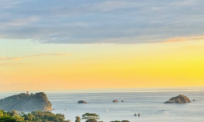 Manuel Antonio Condo | Breathtaking Ocean Vistas, Jungle Bliss, Walk to Eateries & Beach, Fast Internet