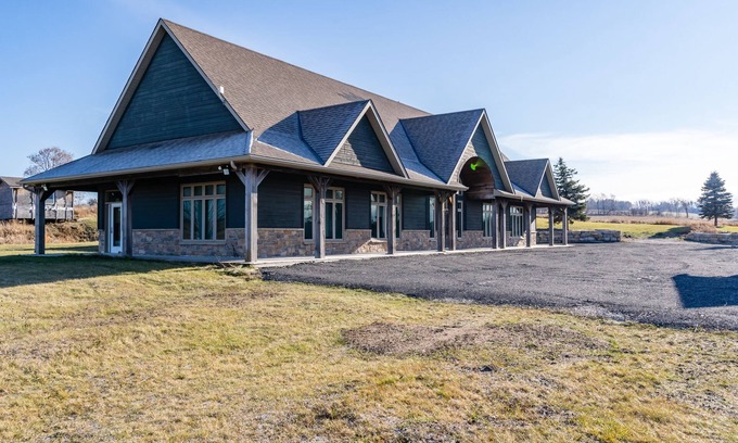 Mono Villa | Breathtaking Rosemont Villa Near Earl Rowe Provincial Park