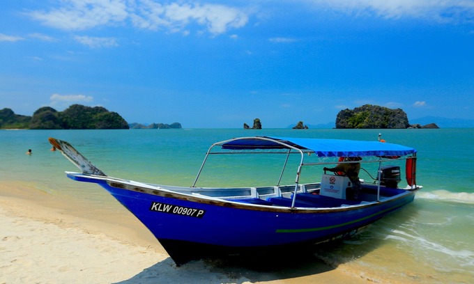 Kuala Teriang House | Breathtaking Sunset Bay Fibre Broadband Furnished, with largest pool in town