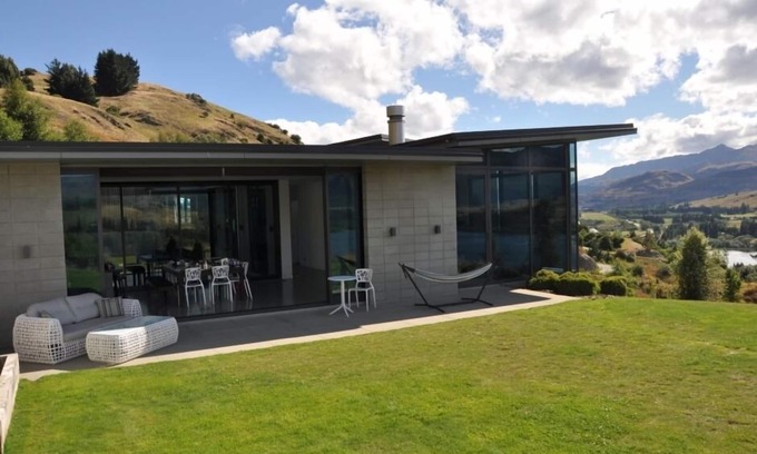 Lake Hayes House | Breathtaking views over the Wakatipu Basin