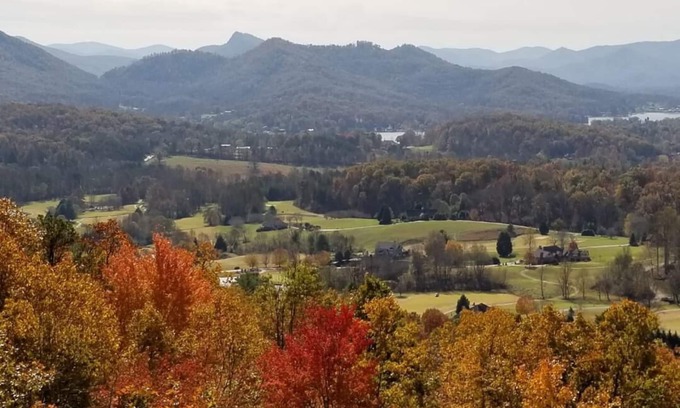 Hayesville House | Breathtaking Views of Lake Chatuge & Mountain Harbour Golf Course.