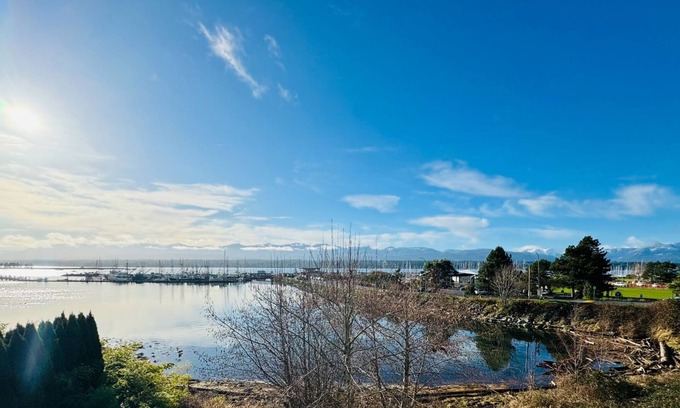 Comox House | Breathtaking Waterfront suite in central Comox