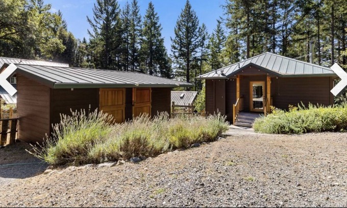 Willits Apartment | Breathtaking, Zen meditation studio in the mountains.