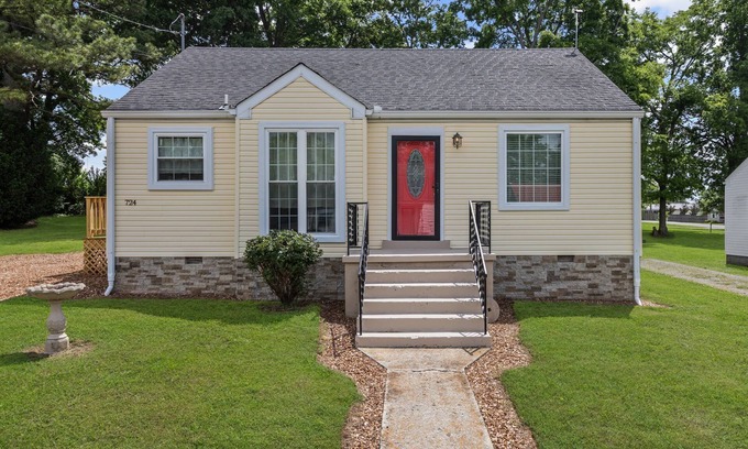 Shelbyville House | BreezeHome Cottage- Cozy Modern Stay in Shelbyville, Tn