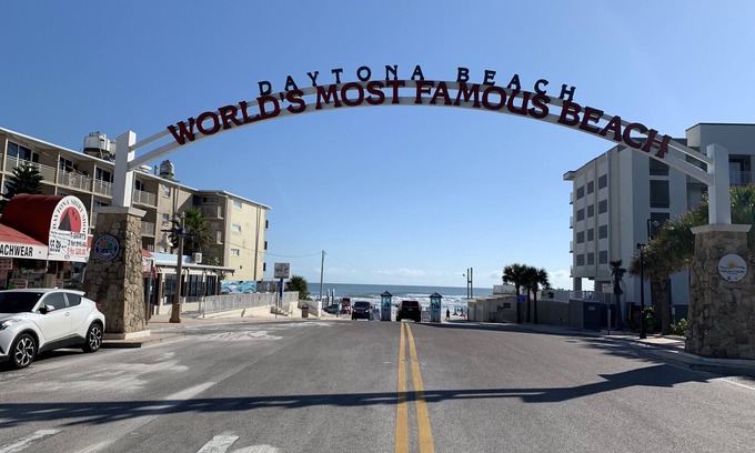 Daytona Beach Shores Apartment | Breezy Dolphin Beach Club, Studio Beach Front